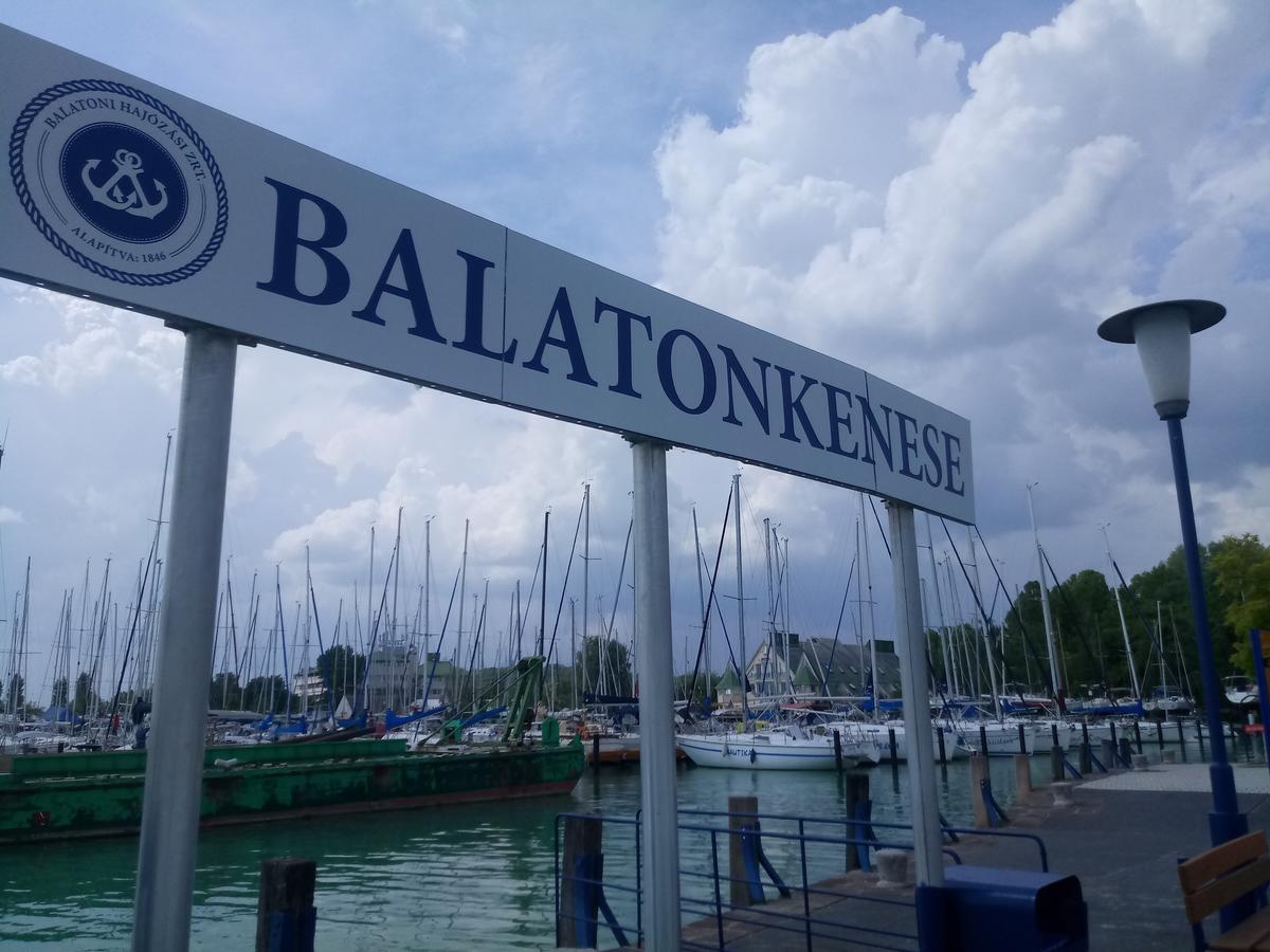 Sorompo Vendeghaz Hotel Balatonkenese Bagian luar foto