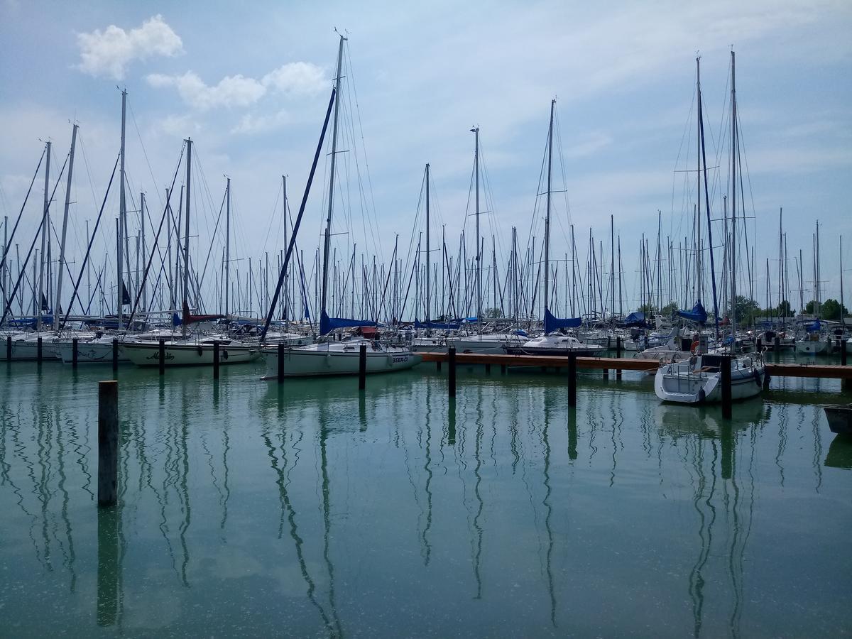 Sorompo Vendeghaz Hotel Balatonkenese Bagian luar foto