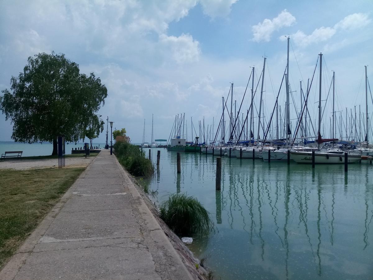 Sorompo Vendeghaz Hotel Balatonkenese Bagian luar foto