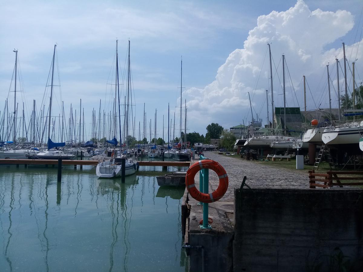 Sorompo Vendeghaz Hotel Balatonkenese Bagian luar foto