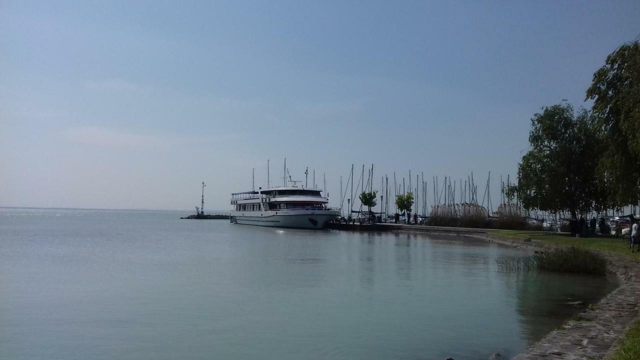 Sorompo Vendeghaz Hotel Balatonkenese Bagian luar foto